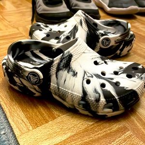 Boys/girls size 12c Crocs tie dye black & white